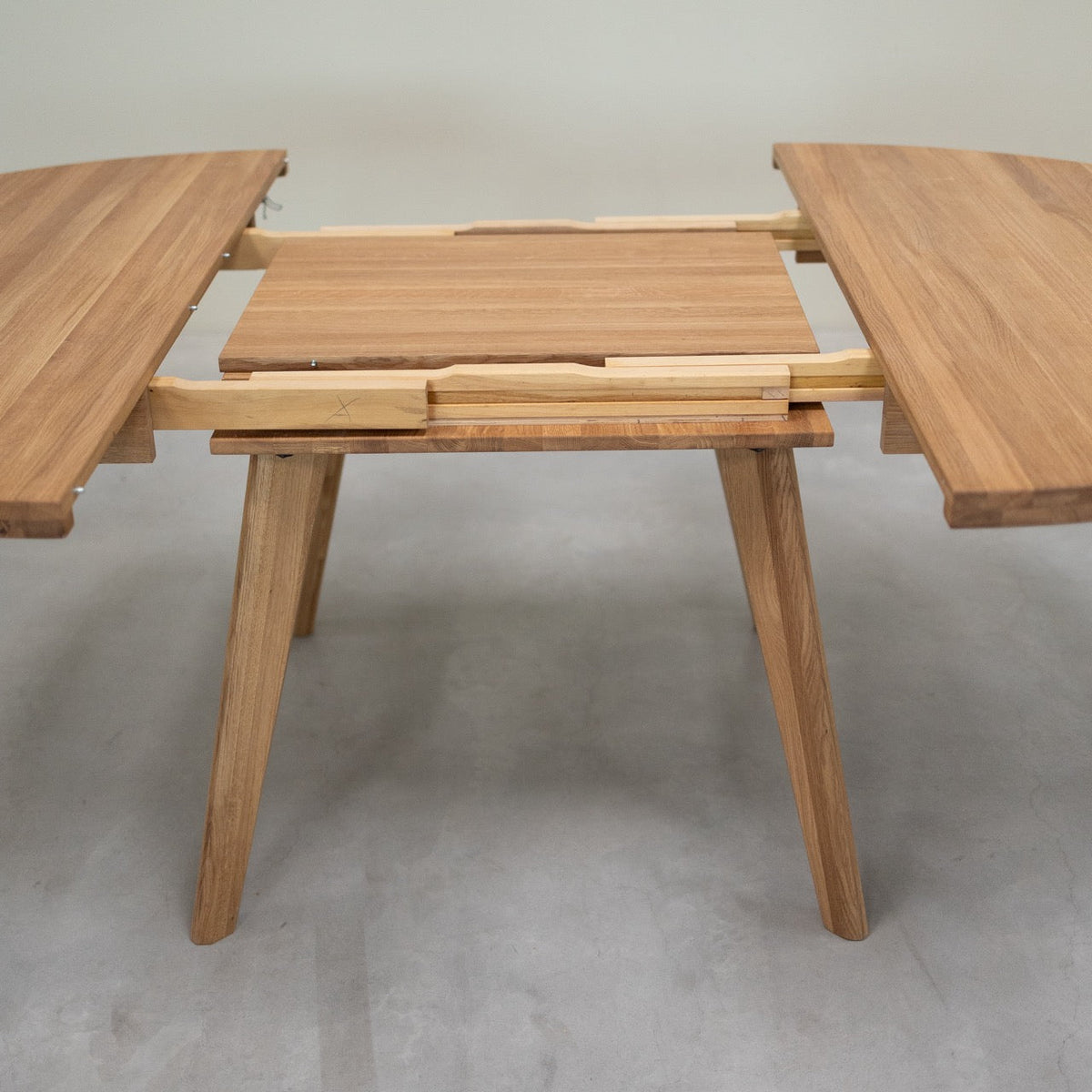 Table de salle à manger ronde à rallonge en chêne massif LEA | VESKOR