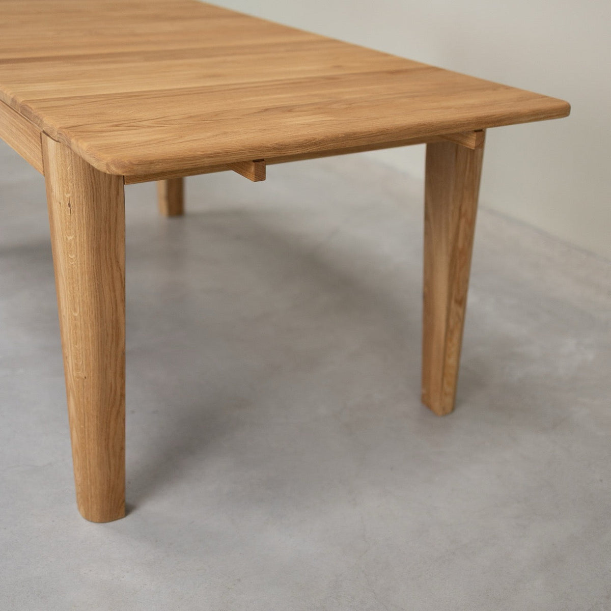 Table de salle à manger à rallonge en chêne massif KODAMA | VESKOR